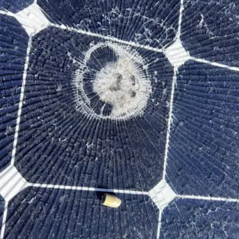 Projétil de arma de fogo em sistema fotovoltaico — sinistro real (1)